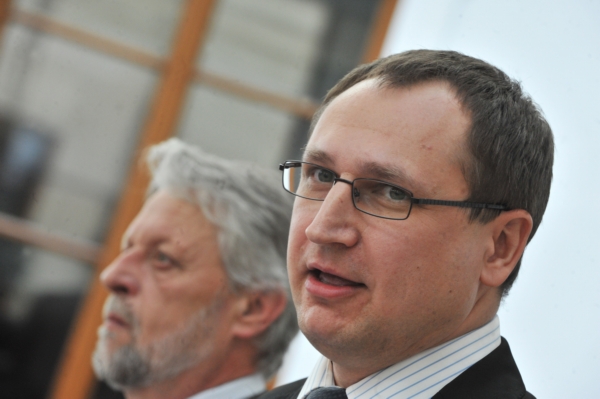 Poslanec ČSSD Richard Dolejš (vpravo). Poslanec ČSSD Richard Dolejš (vpravo).