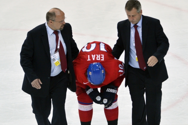 Martin Erat po zranění v utkání se Slovenskem.