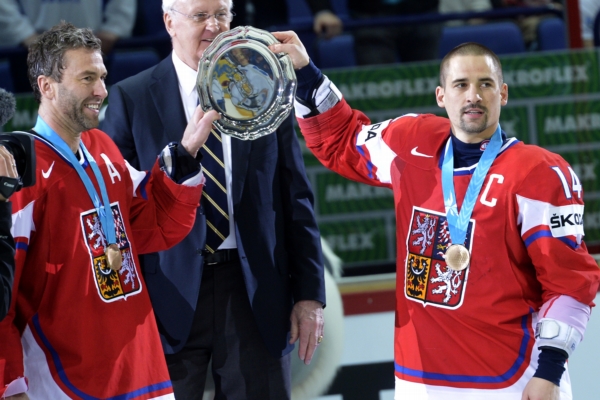 Petr Nedvěd (vlevo) a kapitán Tomáš Plekanec přebírají bronzovou trofej.