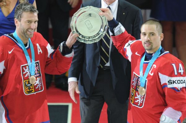 Petr Nedvěd (vlevo) a Tomáš Plekanec se radují ze zisku bronzových medailí. Petr Nedvěd (vlevo) a Tomáš Plekanec se radují ze zisku bronzových medailí.