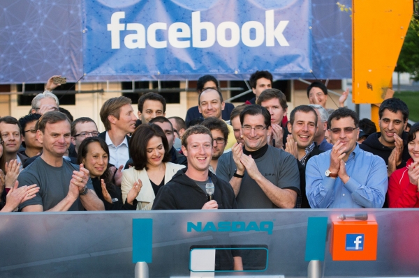 Zakladatel Facebooku Mark Zuckerberg vstoupil se svou firmou na burzu.
