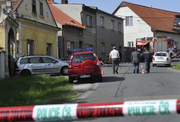 Policie se vrátila na místo exploze i v pondělí. Policie se vrátila na místo exploze i v pondělí.