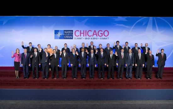 Tradiční rodinné foto účastníků summitu NATO.
