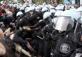 Policie zasahuje proti demonstrantům v Chicagu.