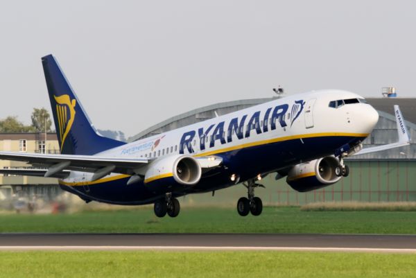 Ryanair zažil loni nejúspěšnější rok v historii firmy, když vydělal přes 12 miliard korun. Ryanair zažil loni nejúspěšnější rok v historii firmy, když vydělal přes 12 miliard korun.
