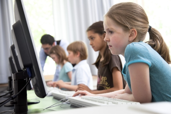Žáci vyplňovali testy na počítači. Program pak automaticky vyhodnotil jejich výsledky (ilustrační foto). Žáci vyplňovali testy na počítači. Program pak automaticky vyhodnotil jejich výsledky (ilustrační foto).