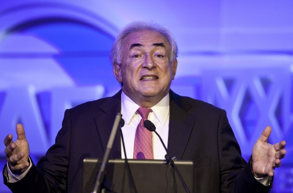 Strauss-Kahn měl ještě loni nakročeno do Elysejského paláce, ale jeho politická kariéra je nyní v troskách. Strauss-Kahn měl ještě loni nakročeno do Elysejského paláce, ale jeho politická kariéra je nyní v troskách.