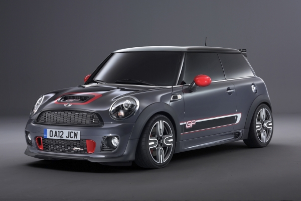 Nabroušená verze vozu Mini John Cooper Works.