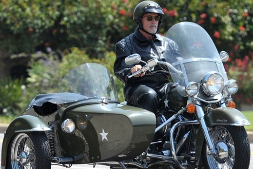 Arnold si jízdu na motorce užívá.
