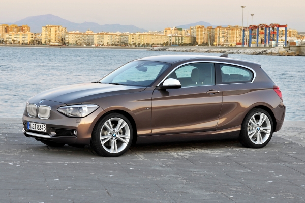 Dlouhá kapota, dozadu posunutý prostor posádky, to je charakteristický vzhled BMW.