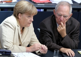 "Proč my to euro vlastně zachraňujeme?" Kancléřka Merkelová a ministr financí Schäuble.