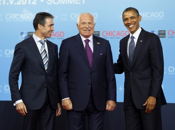 Zleva: generální tajemník NATO Anders Fogh Rasmussen, český prezident Václav Klaus a americký prezident Barack Obama na summitu NATO v Chicagu.