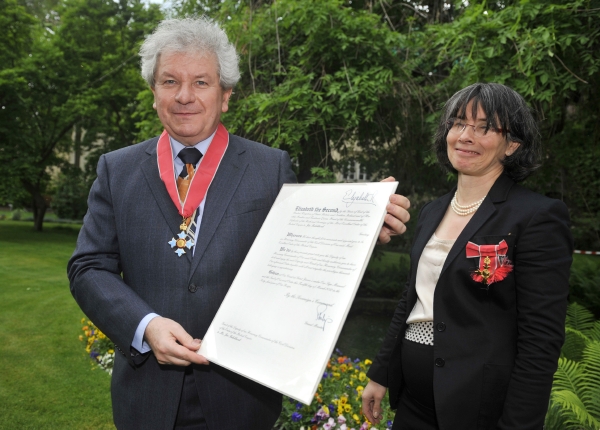 Jiří Bělohlávek obdržel Řád britského impéria z rukou britské velvyslankyně v ČR Sian MacLeodové.
