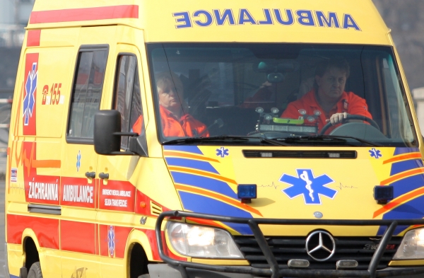 Čtyři vážně zraněné musely odvézt sanitky (ilustrační foto).
