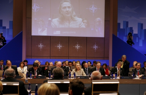 Summit NATO v Chicagu, hovoří Hillary Clintonová (uprostřed).