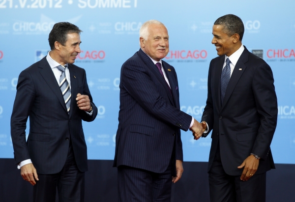 Václav Klaus (uprostřed) s generálním tajemníkem NATO Rasmussenem a americkým prezidentem Obamou. Václav Klaus (uprostřed) s generálním tajemníkem NATO Rasmussenem a americkým prezidentem Obamou.