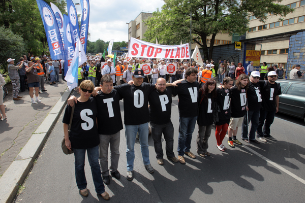 Odboráři opět vyrazili do ulic, tentokrát průvodem ke Strakově akademii.