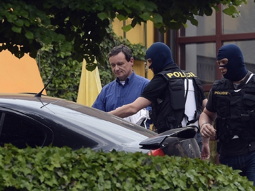 Davida Ratha odváží policejní eskorta zpět do věznice.