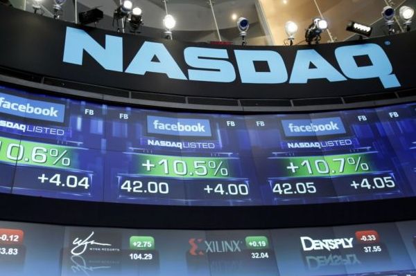 Kolem vstupu Facebooku na burzu se vyrojila řada otázek. Akcie padají zřejmě i kvůli špatnému výhledu tržeb.