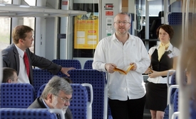 Radim Jančura mezi cestujícími.