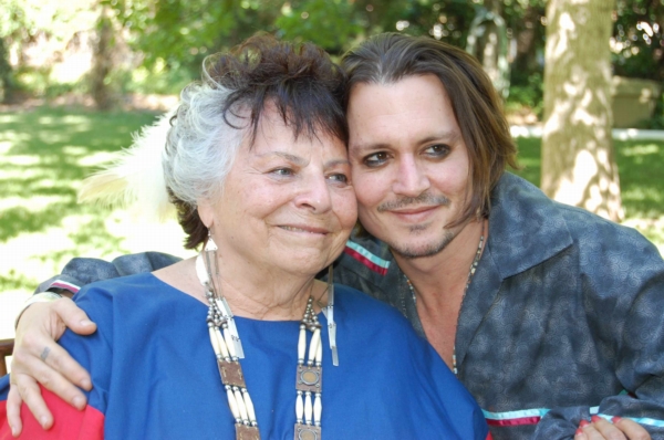 Johnny Depp a členka kmene LaDonna Harrisová.
