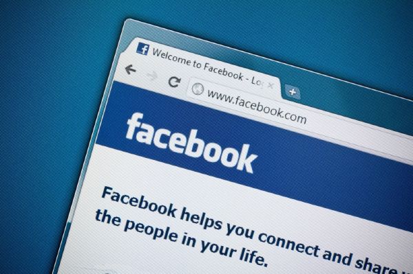 Akcie Facebooku začaly po vstupu na burzu rychle klesat. 