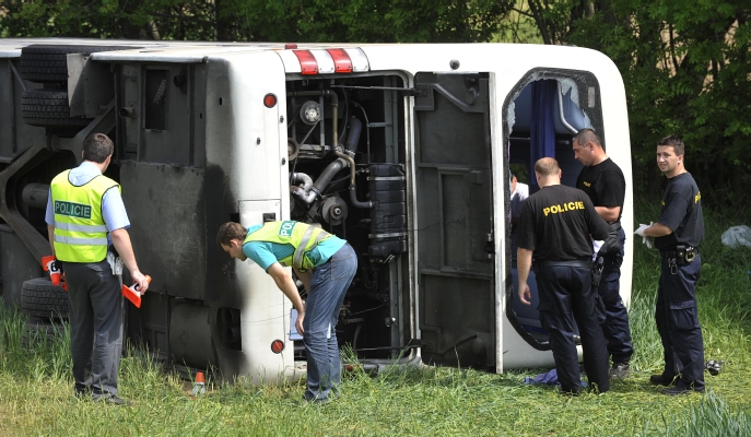 V autobusu se zranilo 12 lidí.
