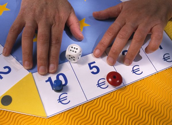 Nebezpečná hra o euro (ilustrace).