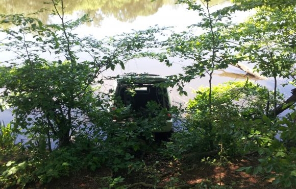 Nezabrzděný jeep sjel do řeky, ale syna otec zachránil. A auto nakonec zase startovalo.