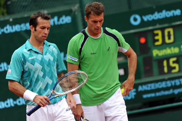 Radek Štěpánek (vlevo) s Františkem Čermákem zdolali v deblu výběr USA.