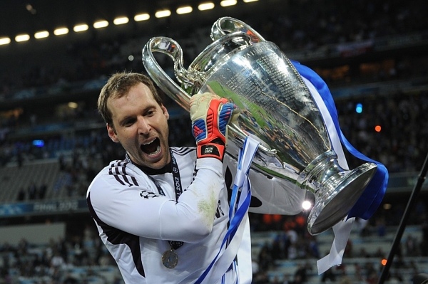 Petr Čech s trofejí pro vítěze Ligy mistrů.