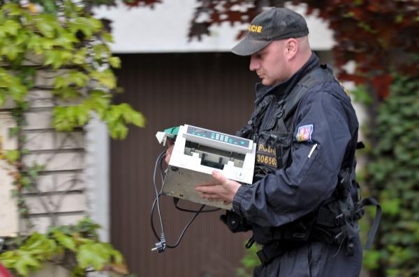 Policista nese do Rathovy vily počítačku peněz. 