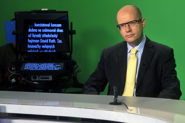 Předseda strany ČSSD Bohuslav Sobotka v televizním studiu.