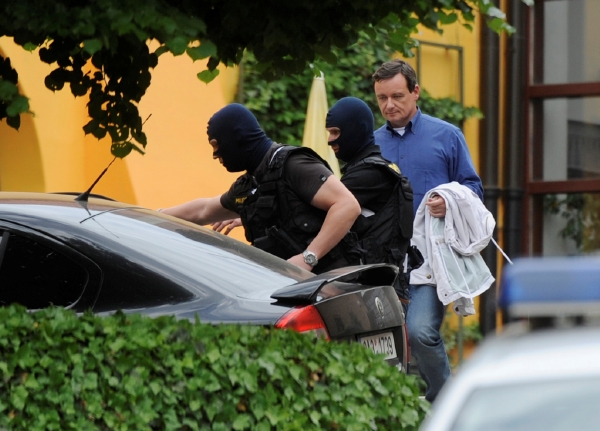 Davida Ratha odváží policejní eskorta zpět do litoměřické věznice.