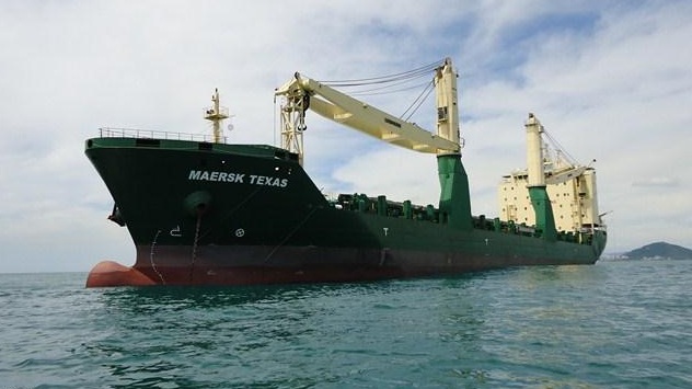 Posádka kontejnerové lodi Maersk Texas se střetla s piráty, zachránilo ji íránské námořnictvo.