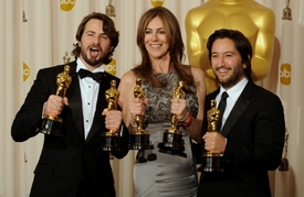 Scenárista Mark Boal, režisérka Kathryn Bigelowová a producent Greg Shapiro s šesti Oscary za Smrt číhá všude.