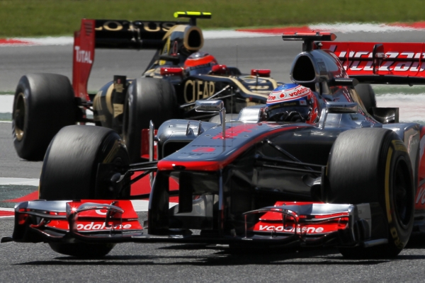 Jenson Button se svým mclarenem (vpředu).