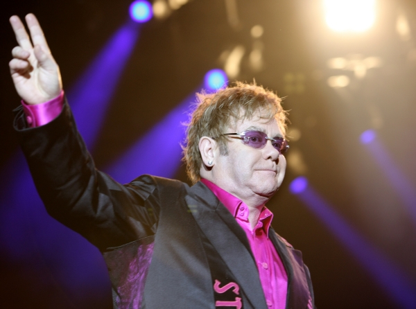 Zpěvák Elton John.