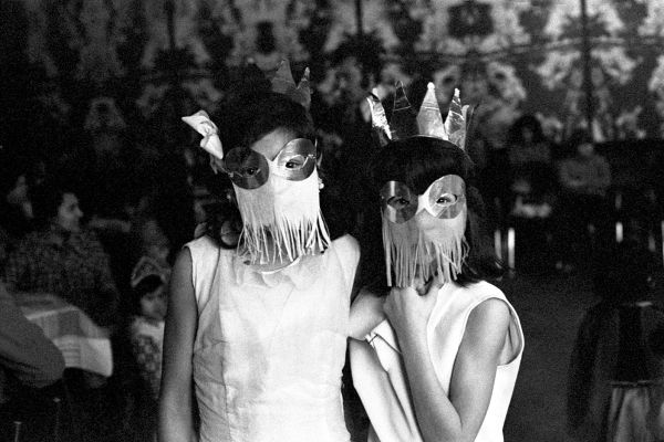 Karneval v Praze v roce 1977 očima Libuše Jarcovjákové.