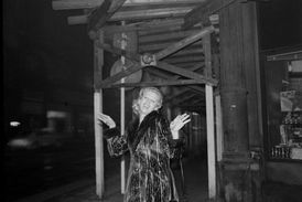 Libuše Jarcovjáková fotí: Poštovní doručovatel na výletě v Praze, 1984.