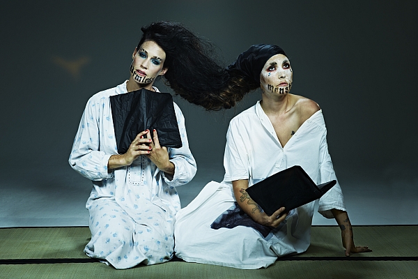 Formaci CocoRosie tvoří sestry Sierra a Bianca Casady. Formaci CocoRosie tvoří sestry Sierra a Bianca Casady.