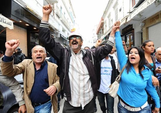 Demonstrace Tunisanů proti současné vládě (duben 2012).