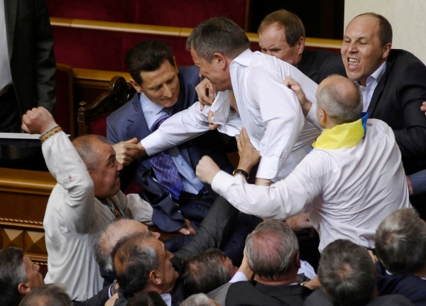Momentka ze rvačky v ukrajinském parlamentu. Momentka ze rvačky v ukrajinském parlamentu.