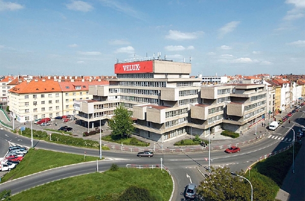 Nejznámější stavbou Jana Štípka je administrativní budova Průmstavu v Praze z roku 1976.