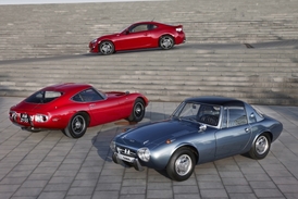 Kořeny novinky. Vlevo Toyota 2000GT. 
