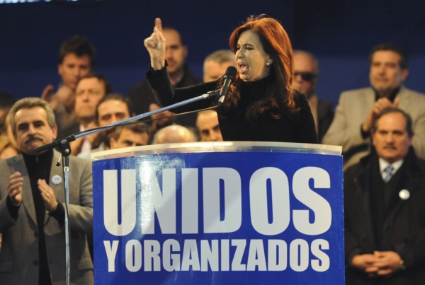 Argentinská prezidentka Cristina Fernándezová musí čelit žalobě kvůli omezování dovozu.