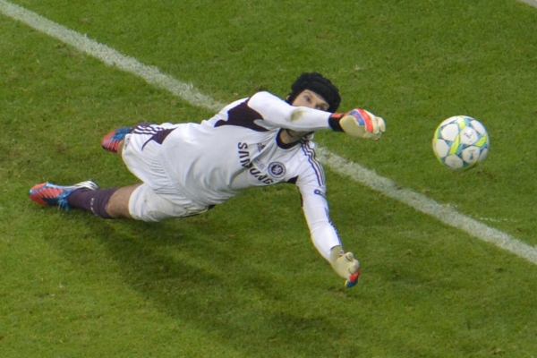 Petr Čech chytá penaltu ve finále Ligy mistrů.