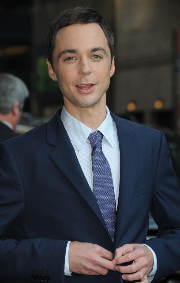 V obleku je Jim Parsons skoro k nepoznání.