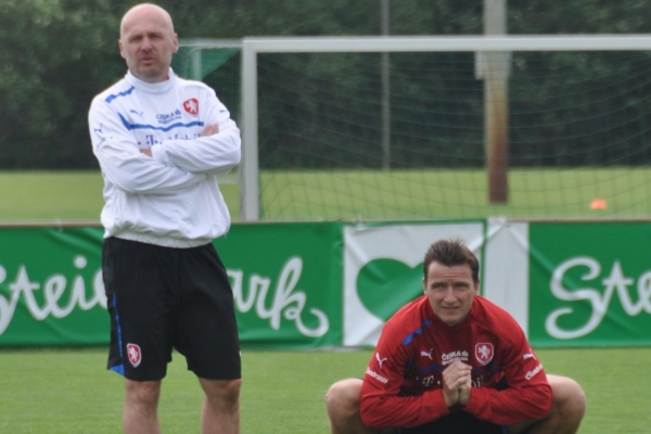 Trenér Michal Bílek a reprezentační manažer Vladimír Šmicer na soustředění Bad Waltersdorfu.