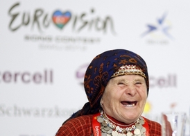 Členka ruského souboru Buranovskije Bábuški.